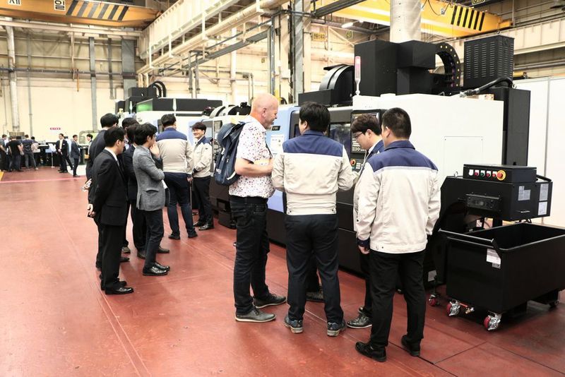 Doosan lud vom 15. bis 17. Mai nach Changwon, Korea, zur 12. Doosan International Machine Tool Fair (DIMF). 80 Maschinen, darunter 30 Neuvorstellungen, konnten vor Ort besichtigt werden. (Sonnenberg)