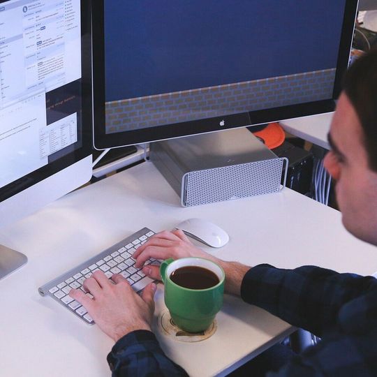 Digitale Kundenportale: Maschinenbauer können hierüber Services auslösen, Maschinen wart3n und mit dem Kundendienst in Kontakt treten.(Bild:  StartupStockPhotos /  Pixabay)