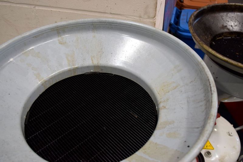 Die Belegschaft achtet auf sauberes Arbeiten:  Dichtringe, Filter, Ablasschrauben oder Putzlappen werden sofort entsorgt. (Holz / »kfz-betrieb«)