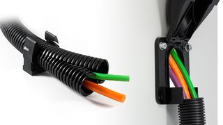 Die Flanschwinkel werden bereits als vormontierte Bauteile geliefert und sind in zwei Ausführungen erhältlich. (Bild: Icotek)