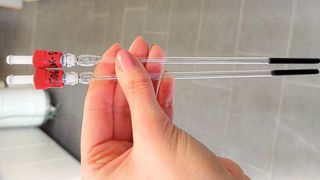 Mit der Lewis-Supersäure können künftig schädliche Verbindungen in nachhaltig verwertbare Chemikalien umgewandelt werden. (Bild: Laura Köring/ Universität Paderborn)