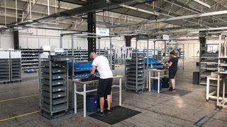 An modernen Arbeitsplätzen fertigen in den neuen Räumen zu Beginn sieben Mitarbeiter die Roboter der Horst-Line. Mehrere hundert Roboter pro Jahr sind möglich. (Fruitcore Robotics)