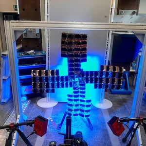 Der Würfel aus CFK entfaltet sich im All selbst und versorgt dann Satelliten mit Elektrizität(Bild:  TC Hutthurm)