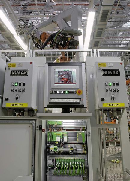 3 Die Controller vom Typ „Inline ILC 390 PN“  in den Bedienschränken bilden die Basis der Steuerungstechnik. (Archiv: Vogel Business Media)