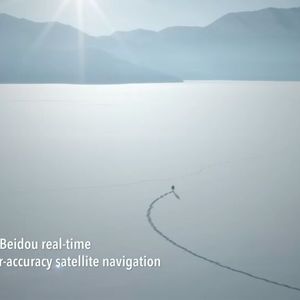 Kalter Härtetest: Der humanoide Roboter Unitree G1 zeichnet bei minus 47 Grad autonom das Logo der Olympischen Winterspiele 2026 in den Schnee.(Bild:  Unitree Robotics)