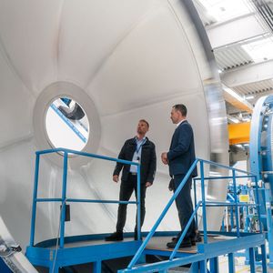 Benedikt Gundling und Tobias Hannen vor einer Tankkomponente der Ariane 6.  (Bild:  GROB-WERKE GmbH & Co. KG)