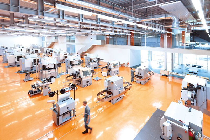 Bild 2: Im Dienstleistungzentrum (TDZ) bei Vollmer in Biberach, steht den Teilnehmern der Schulung ein großer Maschinenpark zur Verfügung, um den theoretischen Input in Sachen HW-Sägen auch in der Praxis zu erleben und umzusetzen. (Bild: Vollmer)