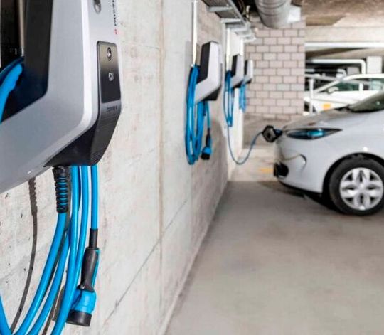 Nachdem die Ampelregierung die Förderung für Elektroautos ausgesetzt hat, macht sich die neue Bundesregierung wieder Gedanken darüber, wie Kaufanreize aussehen könnten. VDA und ADAC geht das aber nicht schnell genug und es herrscht auch noch Unklarheit ...(Bild:  Spinozzza)