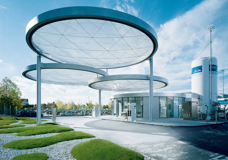 Platz 9: Linde, Deutschland  Das Linde Hydrogen Centre in Unterschleißheim vereint eine Wasserstofftankstelle mit einem Testzentrum für wasserstoff-betriebene PKW und LKW. Hier arbeitet nur ein kleiner Teil der insgesamt 50.417 Beschäftigten bei Linde. (Bild: Linde)