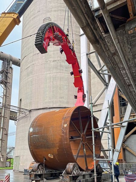 Beim sogenannten Ofenschuss wird ein Teilbereich des Ofens herausgeschnitten und durch ein neues Segment ersetzt. Anschließend wurde der neue Zahnkranz montiert und präzise ausgerichtet. Vor Ort können die Segmente entweder zu zwei Zahnkranzhälften vormontiert oder einzeln direkt an der Trommel befestigt werden.   (Bild: SEW)