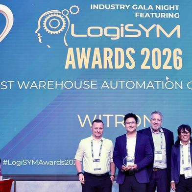 Pauline Tok (l.), CEO der Singapore Aircargo Agents Association (SAAA), überreichte die Auszeichnung an das Witron-Team (v.l.): Patrick Weiss, Win Tun, Tobias Hessing und Billy Syed. (Bild: LSCMS)