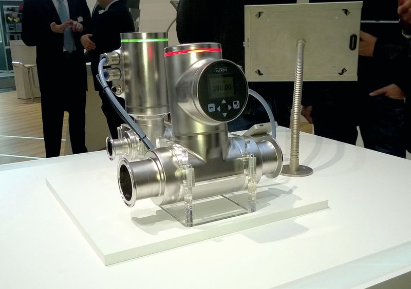 Das Durchflussmessgerät Flowave von Bürkert kommt ohne Sensorelemente im Messrohr aus. Es wurde auf der Hannover Messe 2014 vorgestellt. (Bild: D. Quitter, konstruktionspraxis)