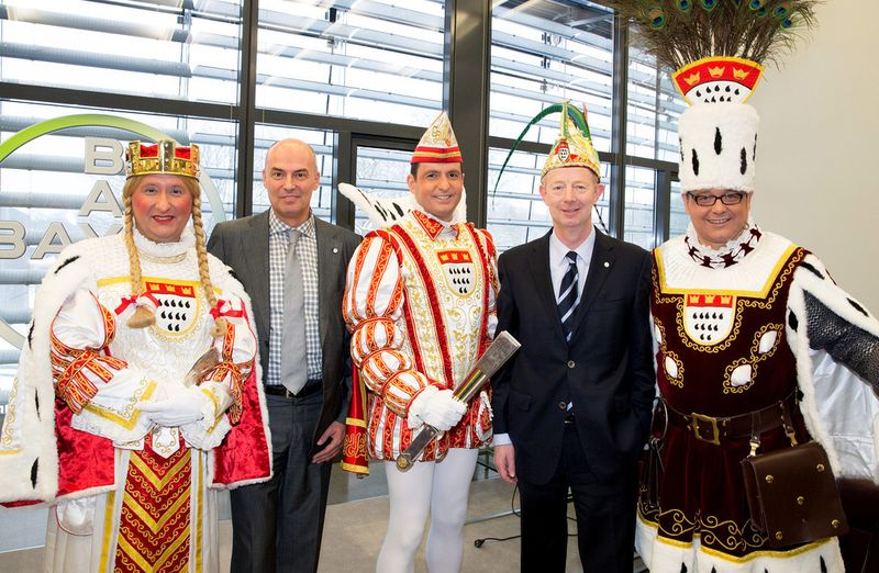 Kölner Dreigestirn auf Stippvisite bei Bayers Dr. Marijn Dekkers: (v.l.) Jungfrau Katharina (alias Axel Busse), Daniel Hartert, Prinz Ralf III. (alias Ralf Görres), Dr. Marijn Dekkers, Bauer Dirk (alias Dirk Königs). (Bild: Bayer)