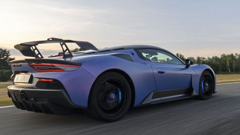 Am Heck gibt es einen mächtigen Flügel. (Bild: Maserati)