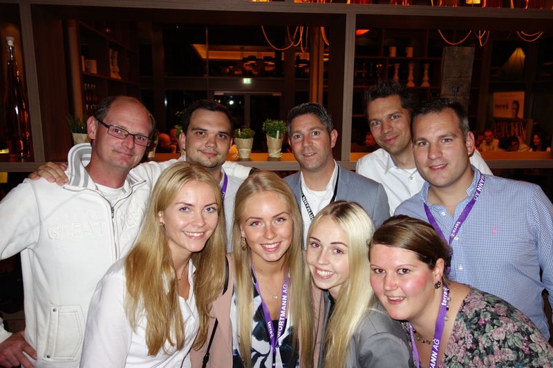 (v. l.) Oliver Coos und Steffen Meinert, Wortmann, Torsten Dieterich und Rogier Honselaar, Microsoft, Christian Edsen, Franziska Beinke, Claudia Skotarczak, Theresa Meisel und Daniela Thienekamp, Wortmann (Bild: IT-BUSINESS)