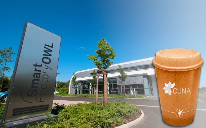 In der Smartfactory OWL wird der Mehrwegbecher aus einem biobasierten Kunststoff in einer vollumfänglich vernetzten und KI-gestützten Produktion hergestellt.  (Bild: Kuka)