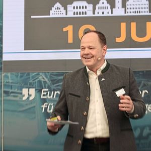 Andreas Gundel, Geschäftsführer der BavAiria e.V., dem bayerischen Cluster für Luftfahrt, Raumfahrt und Raumfahrtanwendungen, will die Kompetenzträger der Branche hierzulande stärker miteinander vernetzen, um die globale Wettbewerbsfähigkeit zu steigern. (Bild:  Maschinenmarkt/rw)