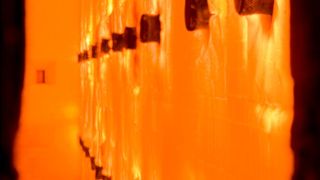 Blick in den Höllenschlund eines Steamcracker-Ofens, wo rund 850 °C herrschen. Linde, BASF und Sabic kooperieren jetzt, um diese Anlagten in Zukunft elektrisch zu beheizen und nicht länger mit fossilen Energieträgern. (BASF)