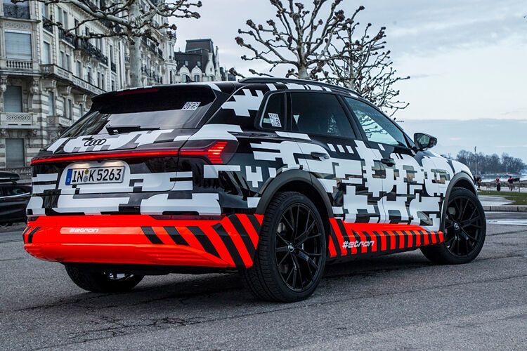 Auf den Markt kommt der Audi E-Tron voraussichtlich im Spätsommer zu Preisen ab rund 80.000 Euro.  (Audi)