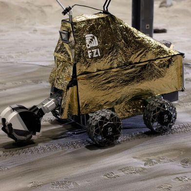 A prerequisite for the challenge was a robot that can process at least 15 kg of moon rock, weighs a maximum of 60 kg, and generates as little dust as possible during operation. (Image:FZI)