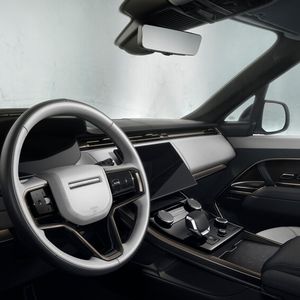 Der leicht gebogene 13,1-Zoll-Bildschirm scheint auf der Mittelkonsole zu schweben.(Bild:  Range Rover)