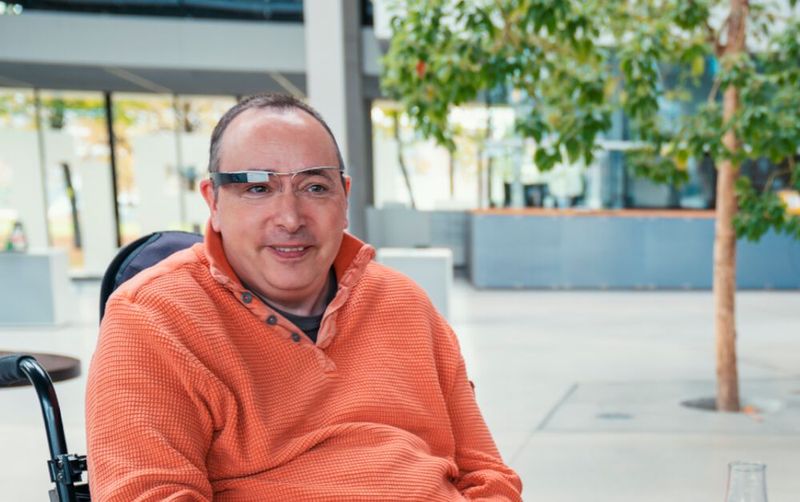 Die Smart-Glass-Applikation „munevo DRIVE“ eröffnet neue Möglichkeiten zur Steuerung elektrischer Rollstühle. Die Applikation nutzt dafür die in Smart Glasses verbaute Sensorik, um Kopfbewegungen in Steuersignale zu übersetzen. Diese Signale werden mittels eines Adapters an die Kontrolleinheit des Rollstuhls weitergeleitet, wodurch dieser sich in die gewünschte Richtung bewegt. Darüber hinaus kann mithilfe der smarten Brille ein Notrufsignal abgesetzt oder ein Foto geschossen und versendet werden. Die Nutzung einer Bluetooth-Schnittstelle ermöglicht zusätzlich die Kommunikation und Interaktion mit anderen Geräten, wie zum Beispiel Smart Phones oder Roboterarmen. Initiator: Munevo GmbH, Nürnberg. (© www.land-der-idee.de)