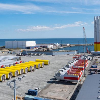 Mit der Modernisierung und Erweiterung der Schwerlast- und Logistikinfrastruktur schafft der Mukran Port die Voraussetzungen, um auch künftig die steigenden Anforderungen moderner Offshore-Windenergieprojekte effizient bedienen zu können. (Bild: Silke Steen)