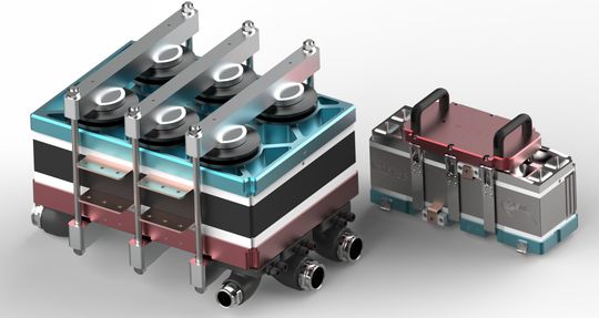 Abgebildet ist der 1.300-Quadratzentimeter-Stack als Kurz-Stapel mit 15 Zellen im Größenvergleich zum Generischen Stack mit 100 Zellen.(Bild:  ZSW)