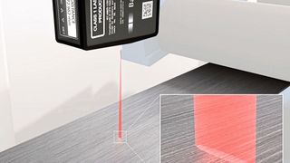 Die feine Laserlinie der OM70 High Performance Distanzsensoren sorgt für konstante und verlässliche Messergebnisse auf inhomogenen Metalloberflächen. (Baumer)