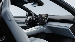 Mehr und größer: Das ist der Trend für den Einsatz von Displays in modernen Autos. Im Bild das Interieur eines Polestar 4 mit großem Zentralbildschirm. (Bild: Polestar)