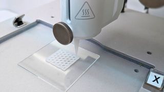 Objekt erstellt durch 3D-Biodruck: Das 3D-Bioprinting entwickelt sich dynamisch, doch fehlende Standards erschwerten bislang die Vergleichbarkeit von Ergebnissen, die Qualitätskontrolle von Biotinten und die reproduzierbare Herstellung von Strukturen, die der regenerativen Medizin, der Bereitstellung von Testsystemen für die pharmazeutische Industrie sowie für grundlegende zellbiologische Studien dienen können. (Bild: Isabelle Schmidt/NMI)