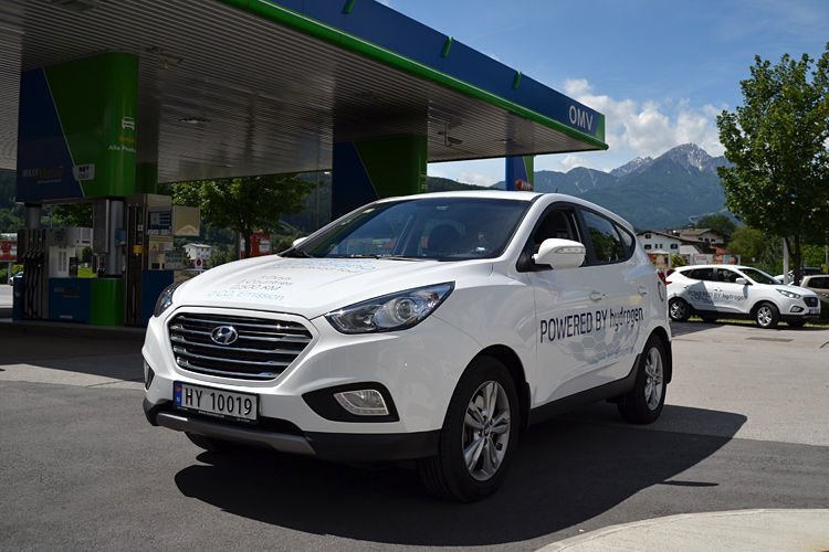 Hyundai zeigte mit seinem ix35 Fuel Cell, was bereits heute mit dem Wasserstoff-Fahrzeug möglich ist: in fünf Tagen von Bergen in Norwegen über Hamburg und Düsseldorf nach Bozen im malerischen Südtirol. (Automobil Industrie/Sven Prawitz)