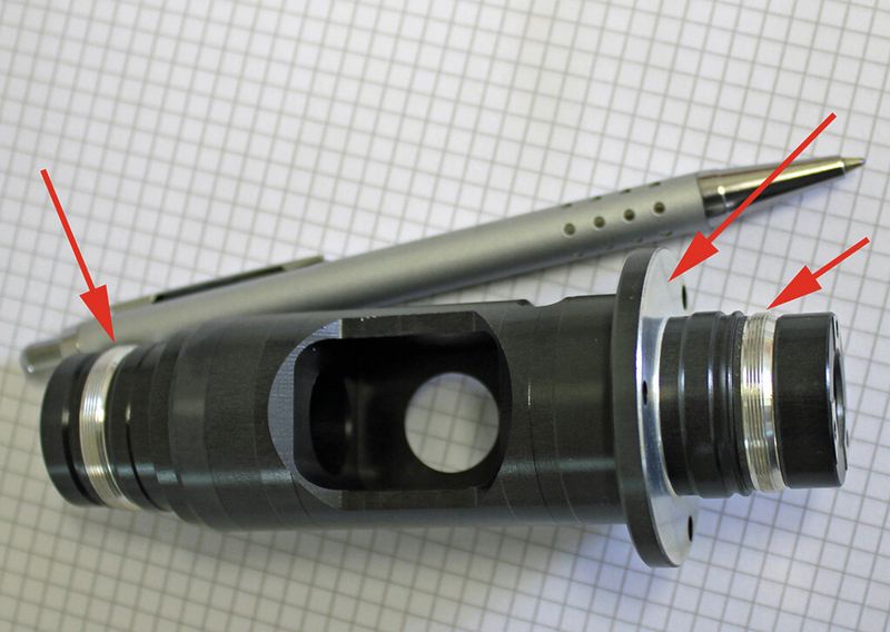 Kippachse für ein High-End-Vermessungsgerät, die nach dem Eloxieren in Teilbereichen mechanisch nachbearbeitet wurde (Pfeile), was auch optisch sehr ansprechend wirkt. (Bild: Klaus Vollrath)