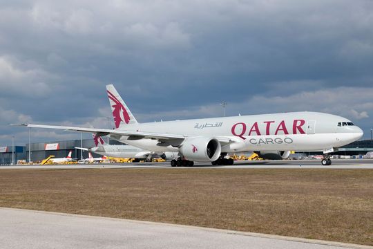 Eine Frachtmaschine der Airline Qatar Airways Cargo am Flughafen Wien. Seit dem vergangenen Freitag verkehrt die Linie jetzt auch einmal pro Woche im Regelbetrieb von Doha nach Wien.(Bild:  Flughafen Wien)