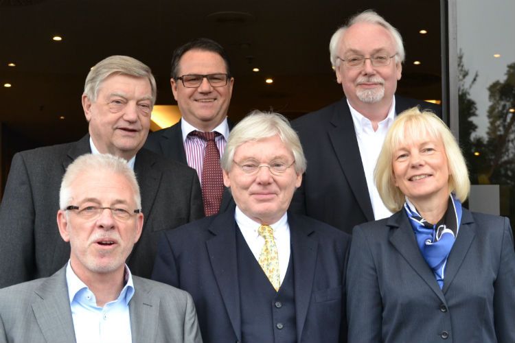 Der Vorstand des Fiat Händlerverbands Karl Kleba (li.), Horst Hohlheimer (2.v.li.), Karl Jungkeit (3.v.li.) und Wilfried Blöbaum (2.v.re.) mit Branchenanwalt Prof. Dr. Christian Genzow (3.v.re.) und Antje Woltermann, ZDK-Geschäftsführerin und Geschäftsführerin des Alfa-Romeo-Händlerverbands. (Foto: Mauritz)