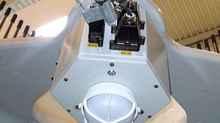 Über Mehrfach-Kabelverschraubungen lassen sich mehrere Kabel sehr platzsparend einführen – wie hier in die Steuerbox in der Nabe.  (Bild: Pflitsch)