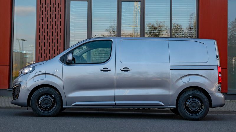 Der Peugeot E-Expert komplettiert zusammen mit dem Citroën E-Jumpy und dem Opel E-Zafira das elektrifizierte Transporter-Trio des PSA-Konzerns.(Bild:  Peugeot)