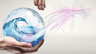 Wasserstoffperoxid kommt aufgrund seiner effektiv reinigenden bzw. bleichenden und dabei umweltschonenden Eigenschaften in der Zellstoff- und Textilbleiche, aber auch in vielen anderen Spezialanwendungen zum Einsatz.  (Evonik)