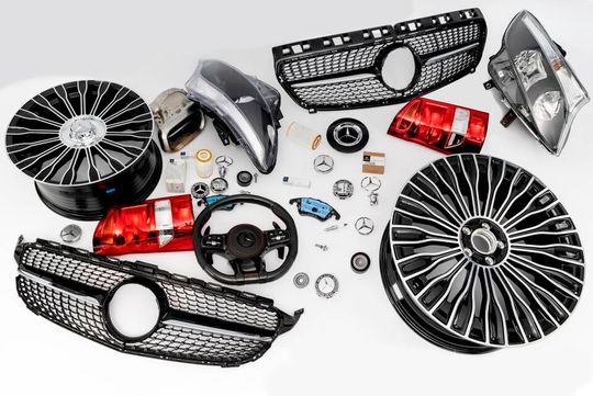 Echt oder falsch? Plagiatoren verursachen immense Schäden und sorgen für Gefahren. Mercedes-Benz macht deshalb alles, um diese Plagiate aus der Welt zu schaffen. Allein im letzten Jahr waren es wieder Millionen von Bauteilen. Hier der Bericht dazu ...(Bild:  Mercedes-Benz)