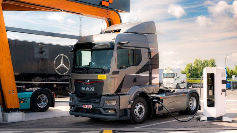 Milence baut aktuell mehrere Ladeparks für elektrische Lkw. Im Bild: Der Lade-Hub im Hafen Antwerpen-Brügge.(Bild:  Milence)