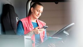 Eine Lkw-Fahrerin bucht eine Mautstrecke mit Toll-Now auf dem Smartphone. (Bild: Toll Collect)