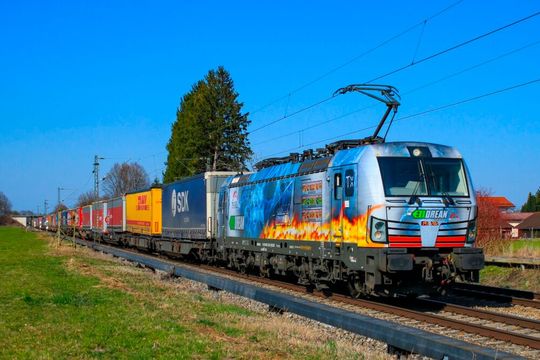 Sowohl auf der Verbindung zwischen Lübeck und Verona als auch auf der Route zwischen Lübeck und Segrate übernimmt TX Logistik die Traktion in Eigenregie – mit eigenen Lokführern und modernen Multisystem-Lokomotiven.(Bild:  TX Logistik)