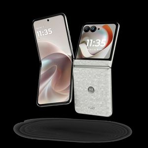 Das Innendisplay des Razr 70 ist 6,9 Zoll groß.(Bild:  Lenovo)