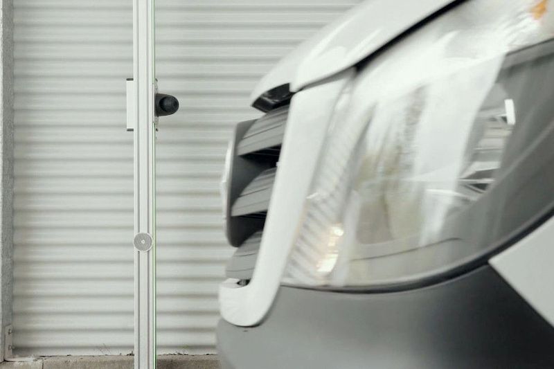Die Durchfahrthalle ist groß genug für Transporter und sogar Lkw. Auch das Reifenprofil und der Fülldruck wird geprüft. (Audi-Zentrum Dresden)