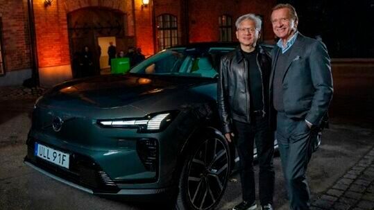 Freuen sich über ihre Partnerschaft beim automatisierten Fahren: Håkan Samuelsson, CEO und Präsident von Volvo Cars (rechts) und Jensen Huang, Gründer und CEO von Nvidia (links).(Bild:  Volvo)