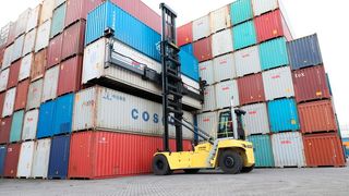 Hyster-Leercontainerstapler (noch) mit Dieselmotor. Anfang 2023 wird das weltweit erste wasserstoffbetriebene Pendant im Hamburger Hafen herumsausen. (Hyster)