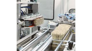 Roth Composites Machinery präsentiert eine Bürsten- und Besenfertigungsanlage, die alle Borstenarten verarbeiten kann. Voll automatisiert, leise und bedienerfreundlich, stehe sie für eine hohe Produktivität gepaart mit absoluter Prozesssicherheit. (Roth / Foto Studio Wiegand)