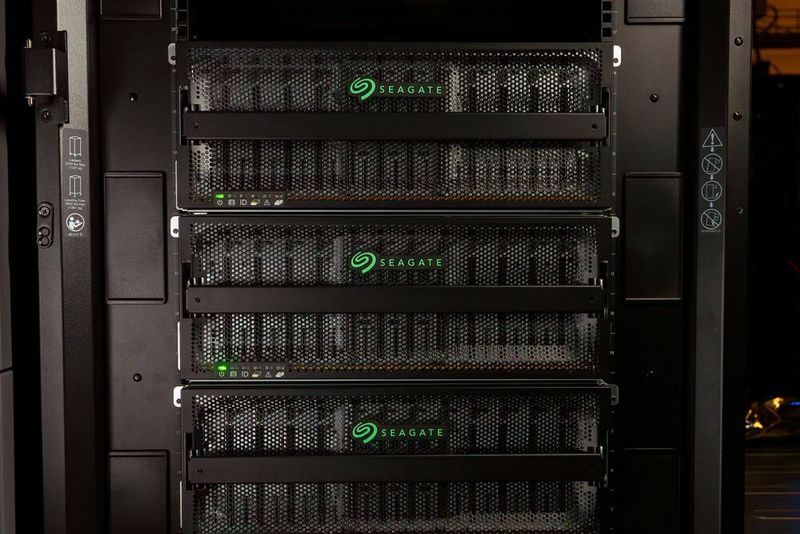 Die beiden Exos-Systeme unterscheiden sich in der Bautiefe: Das 4U100 nimmt bei 1,2 Metern Länge bis zu 100 Drives auf, das kürzere 4U74 bei einem Meter Baulänge bis zu 74 Drives. (Bild: Seagate)