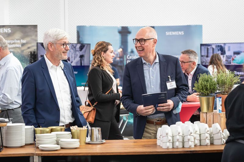 Treffen am Kaffeestand: Links Wilfried Grote (Phönix Contact) mit Sebastian Dörr , Conveaver (Bild: Bausewein / PROCESS)