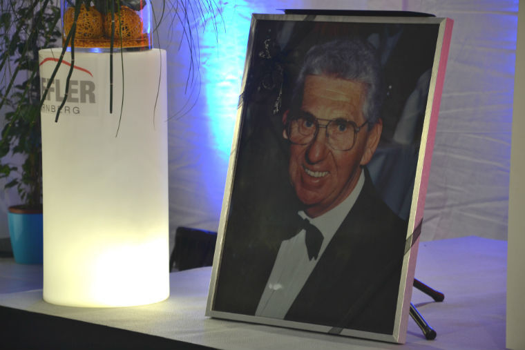 Auf der Bühne stand auch ein Portrait des 1992 verstorbenen Firmengründers Julius Werner Hoefler. (Foto: Mauritz)